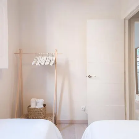 Light, Cozy Terrace And Local Life In Gracia Apartment *