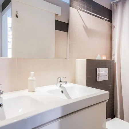 Light, Cozy Terrace And Local Life In Gracia Apartment *