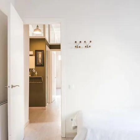 Light, Cozy Terrace And Local Life In Gracia Apartment